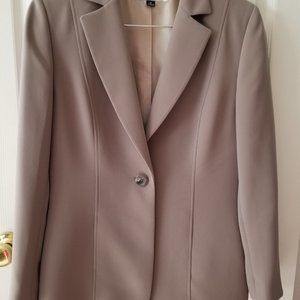 Lovely Tahari Women's Business Suit size 12